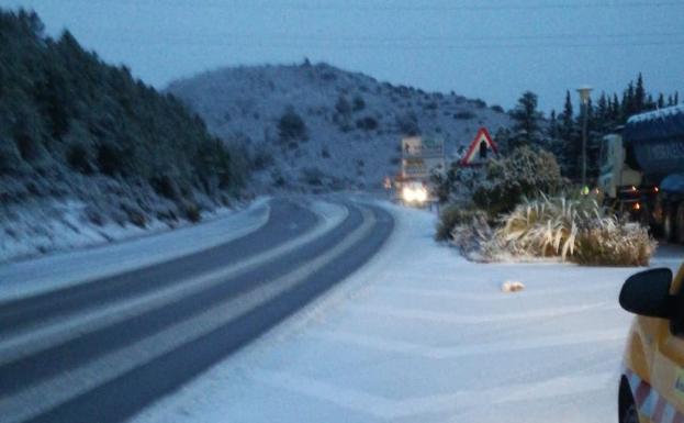 La nieve cubre la carretera de Ronda a San Pedro