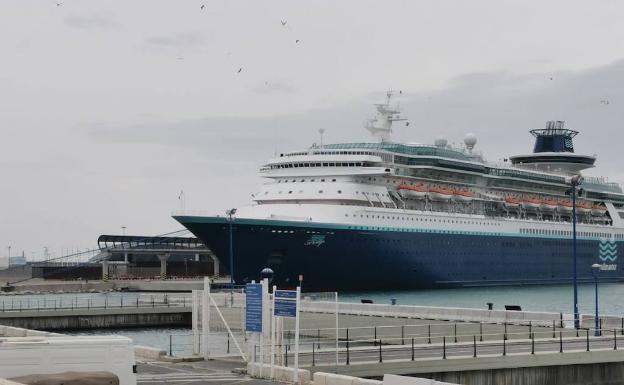 Atraca en Málaga un crucero de Pullmantur, pero sin pasajeros y para realizar tareas de aprovisionamiento