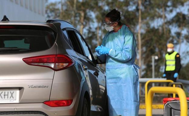La Junta de Andalucía habilita en el centro de salud de La Roca un punto de test rápidos del coronavirus sin salir del coche