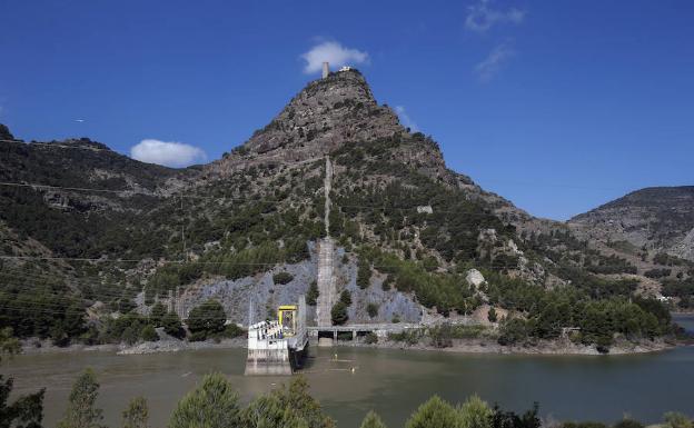 La Guardia Civil denuncia a cuatro personas por hacer botellón en El Chorro durante la cuarentena