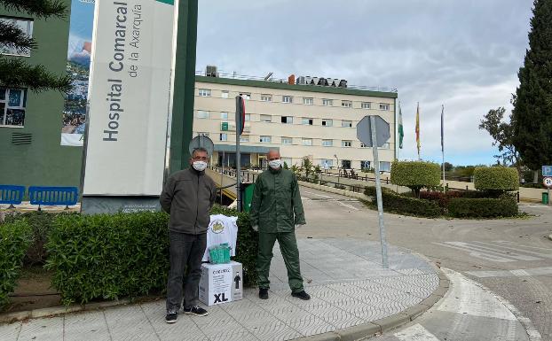 Vecinos de Chilches, Valle-Niza y Benajarafe se unen para fabricar mascarillas solidarias