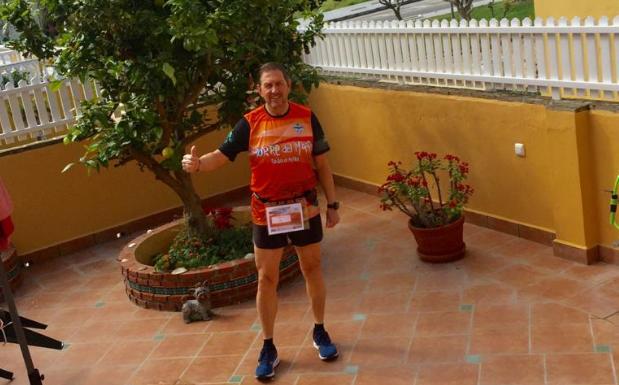Corre una media maratón en el patio de su casa en Torre del Mar para animar a mantenerse activos durante el confinamiento