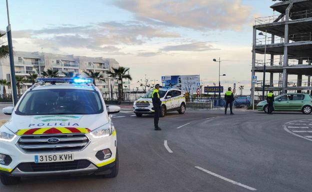 Torrox acumula medio centenar de denuncias y un detenido en la primera semana de confinamiento
