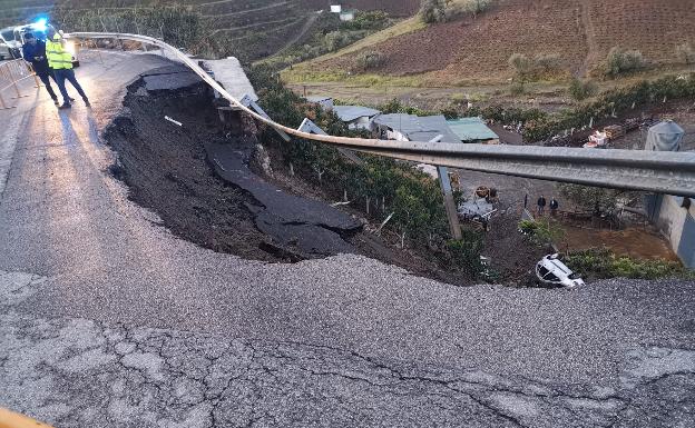 Un socavón de más de 10 metros obliga a cortar la carretera que une Almáchar y El Borge