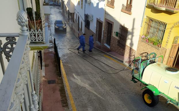 Los agricultores y ganaderos de la provincia continúan con la desinfección de espacios públicos
