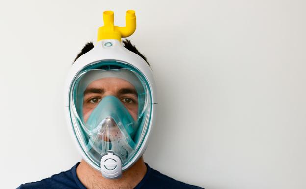 Modifican máscaras de buceo de Decathlon para conectar a enfermos de coronavirus con respiradores