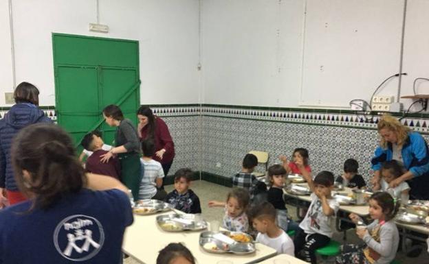 El colegio Misioneras Cruzadas de La Palmilla repartirá bolsas de comida gracias a organizaciones benéficas