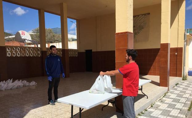 El colegio Misioneras Cruzadas reparte alimentos a 100 familias que se han quedado sin ayuda de la Junta