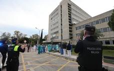 Los aplausos de la Policía Local de Málaga llegan al Materno a plena luz del día