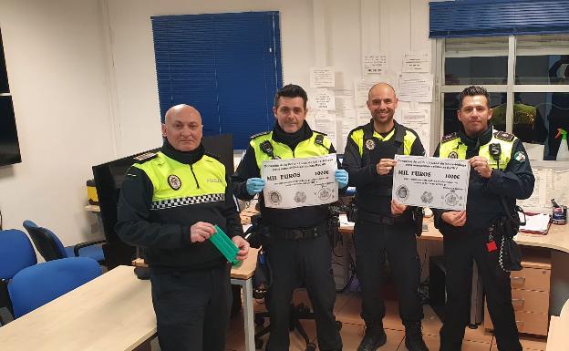 La Policía Local de Vélez-Málaga dona mil euros para la campaña 'Máscaras solidarias'