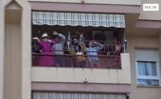 Vídeo | Los vecinos de la Colonia Santa Inés aplauden a los sanitarios y después toca fiesta en los balcones
