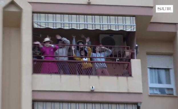 Vídeo | Los vecinos de la Colonia Santa Inés aplauden a los sanitarios y después toca fiesta en los balcones