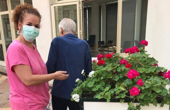 «Nos estamos buscando la vida; y lo peor es que no se hacen las pruebas del coronavirus a los ancianos de la residencia»