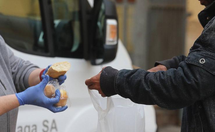 Voluntarios de los Ángeles de la Noche siguen repartiendo comida