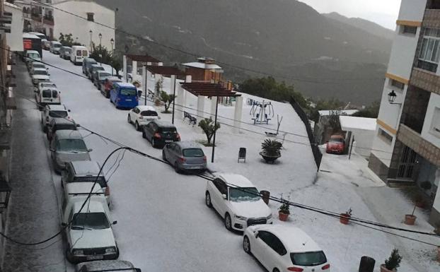 Una fuerte granizada tiñe de blanco la Alta Axarquía