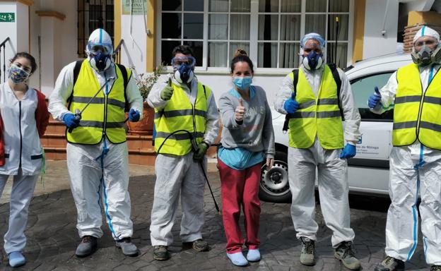 Así trabajan los cazavirus en las residencias de mayores