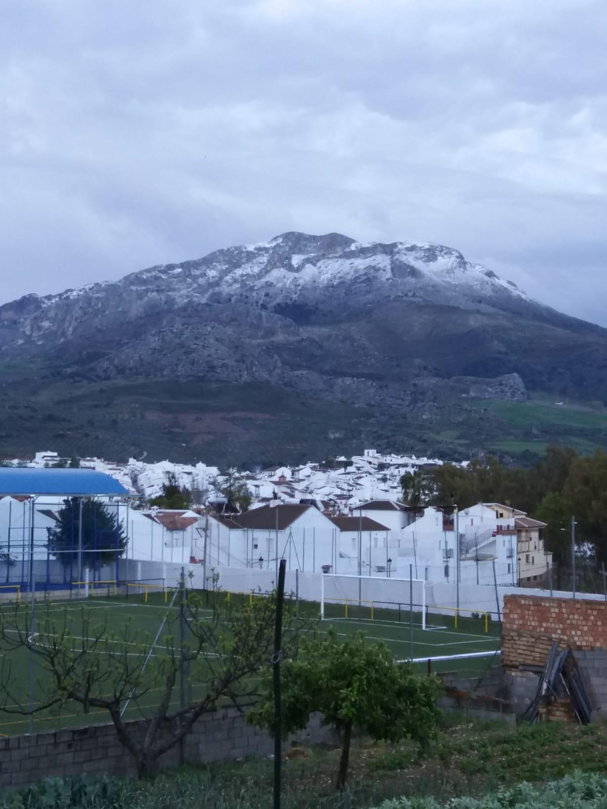 La nieve cubre El Torcal y otros puntos de Málaga en el inicio de la primavera