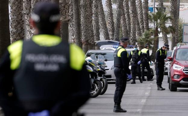 Policías locales homenajean a un matrimonio que hace mascarillas en casa para donarlas