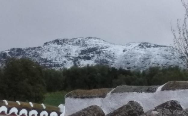 La nieve cubre El Torcal y otros puntos de Málaga en el inicio de la primavera