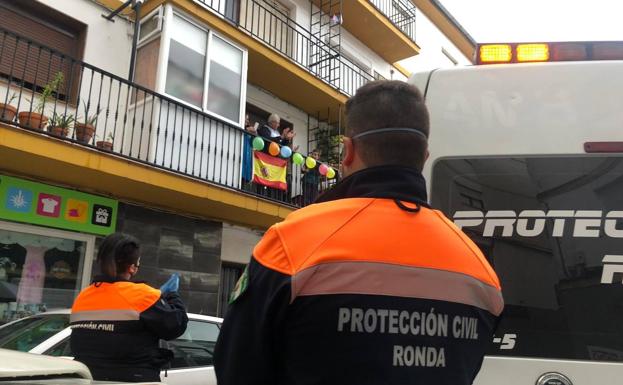 Protección Civil canta más de 60 'Cumpleaños feliz' en Ronda
