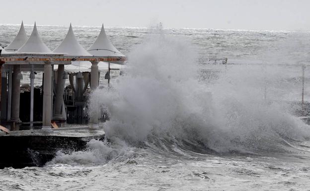 La lluvia deja paso a un temporal de levante en las costas de Málaga
