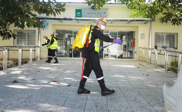 La Unidad Militar de Emergencia desinfecta el centro de salud de Vélez-Sur