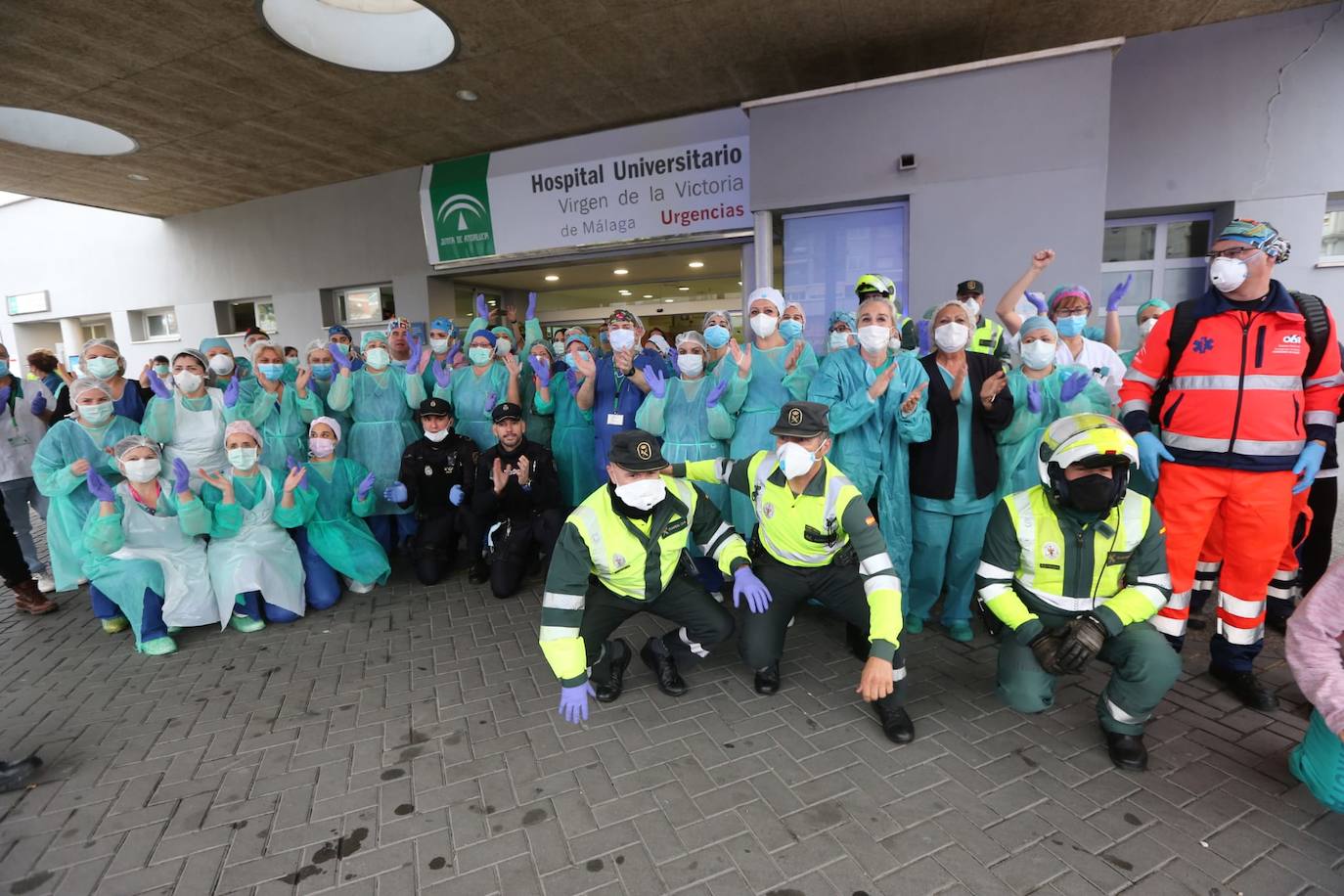 Policías y guardias civiles aplauden a los profesionales del Clínico