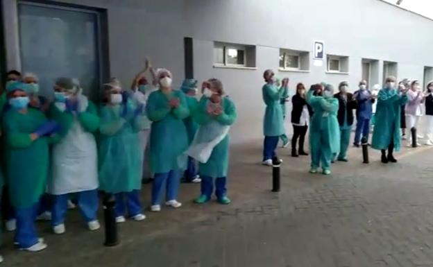 Vídeo | Guardia Civil, Policía Nacional y bomberos aplauden la labor del personal sanitario en el Hospital Clínico
