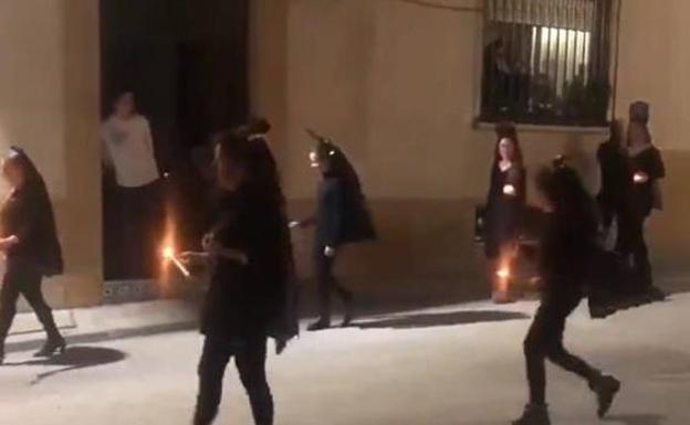 Mujeres rompen el confinamiento para simular un desfile de Semana Santa en un pueblo de Jaén