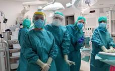 Operan con éxito al primer paciente con coronavirus en el Hospital Clínico de Málaga