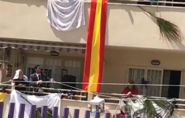 La ingeniosa procesión de La Pollinica en un tendedero de Vélez-Málaga