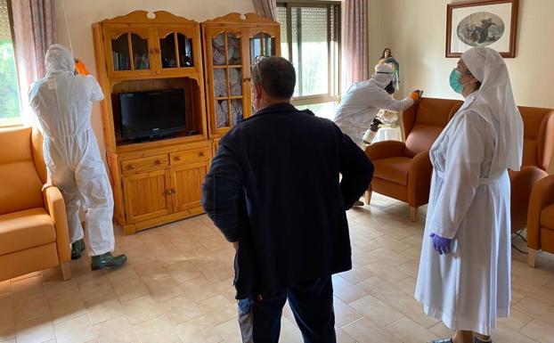 Legionarios desinfectan residencias de ancianos en Ronda