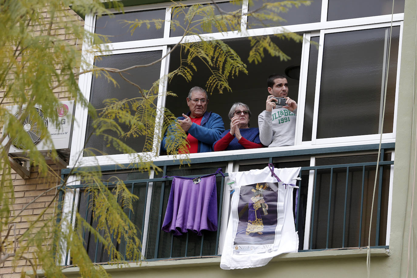Los vecinos de Nueva Málaga homenajean a la Cofradía de Nueva Esperanza