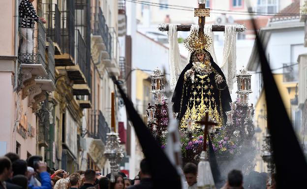 Recogimiento a los pies de la cruz