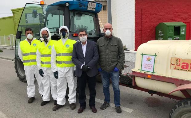 Un tractor de la Asociación Española de Tropicales participa desde hoy en la desinfección de las calles de Vélez