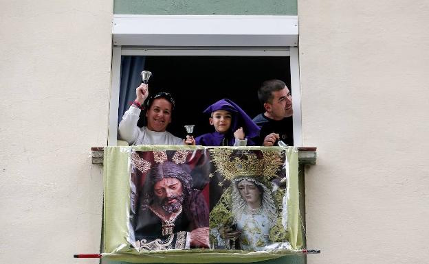 Repique de campanas, vítores y aplausos a la hora de la salida de la Cofradía de Nueva Esperanza