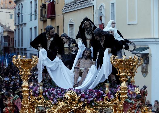 Un barrio mitiga la Soledad de la Virgen