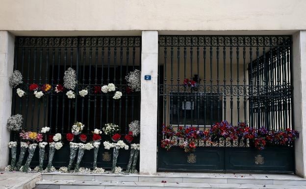 Los fieles dejan flores en la basílica de la Esperanza y en la iglesia de San Juan