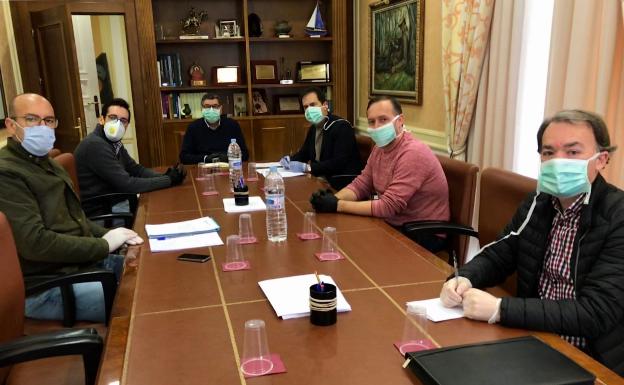 Vélez creará una comisión para abordar la reactivación económica y el empleo en el municipio