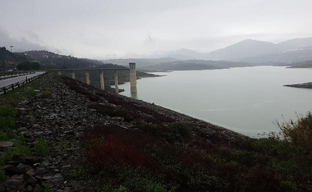 Las últimas lluvias aportan al embalse de La Viñuela la mitad de la dotación para regar este año hidrológico