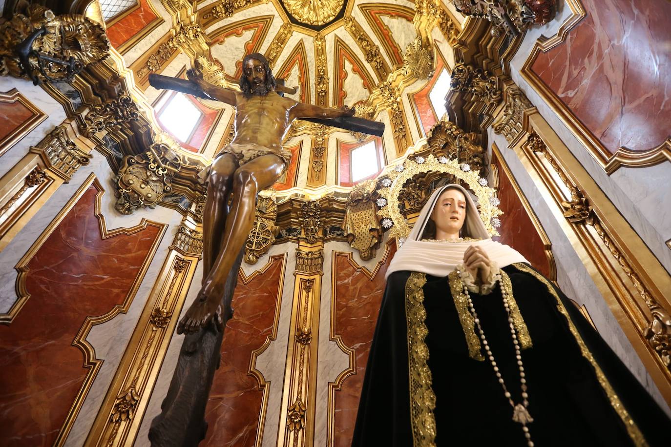 El silencio y la soledad protagonizan el amanecer de este Jueves Santo en la parroquia de Santo Domingo