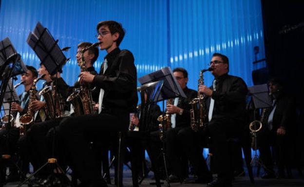 Músicos de una banda de Fuengirola graban una marcha procesional desde sus casas