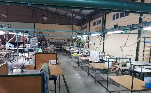 Una empresa textil de Alozaina reabre sus puertas para fabricar material sanitario con demanda para tres años