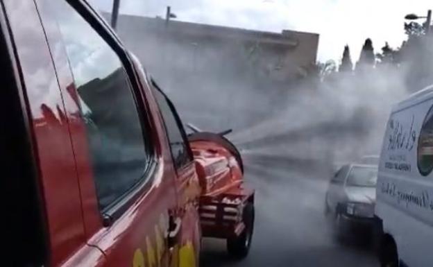 Benalmádena pulveriza con desinfectante sus calles para combatir el coronovirus