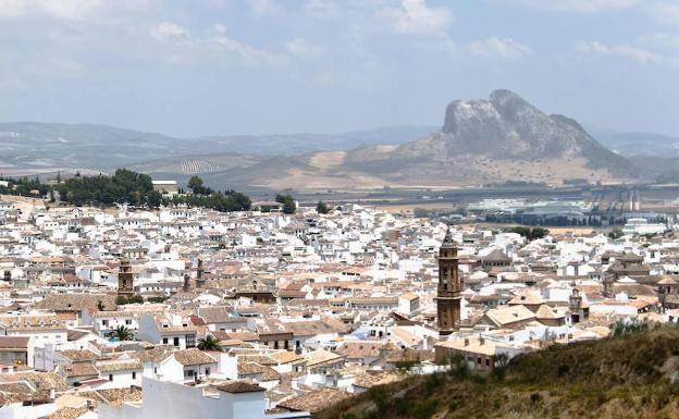 Rescatan a un hombre a que le pasó por encima una máquina de arado en Antequera