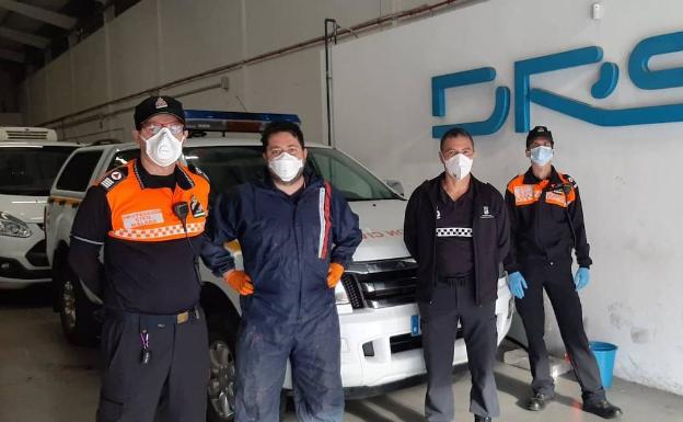 Un taller mecánico desinfecta con ozono gratuitamente coches de Policía y Protección Civil