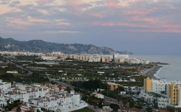 Detienen en Nerja a unos padres por no entregar a su hijo al Servicio de Protección de Menores