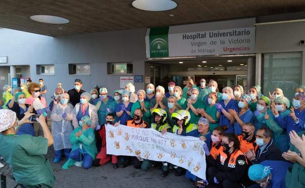 Los sanitarios del Clínico entonan el 'Resistiré'