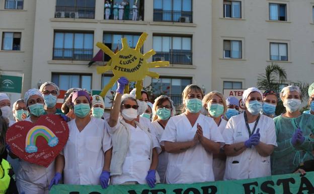 Aplausos e himno nacional para los sanitarios de Carlos Haya