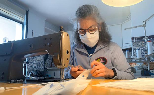 Un grupo de vecinos de Antequera que hacen mascarillas necesitan goma elástica para poder seguir